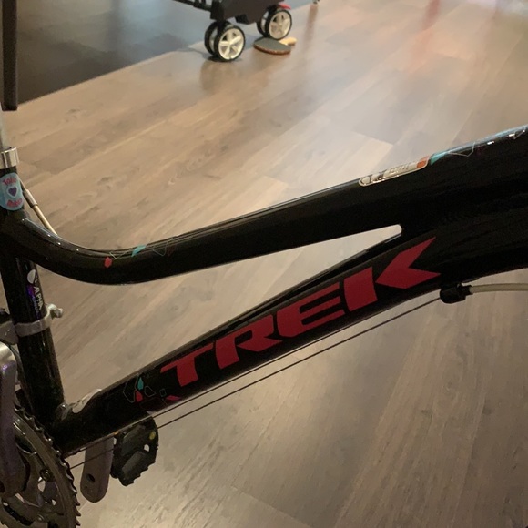 Used MT 220 Girls 24" Black/Pink 2015 - Picture 3 of 7